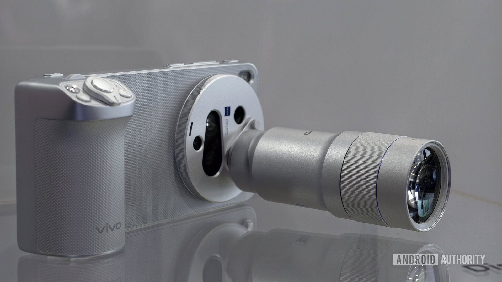 Vivo X300 Ultra estreia com câmera 200MP e zoom de cinema
